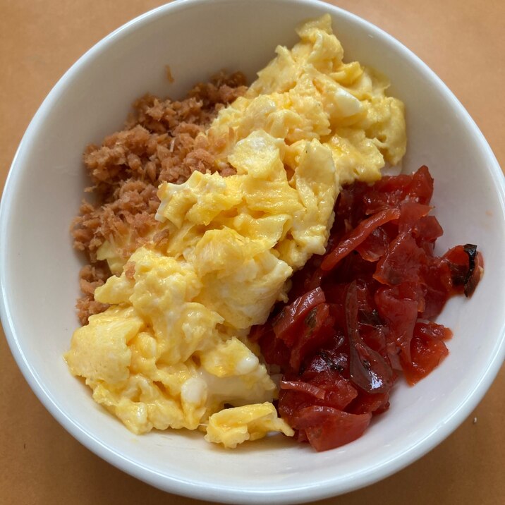 卵と鮭フレークと福神漬けのミニ3色丼